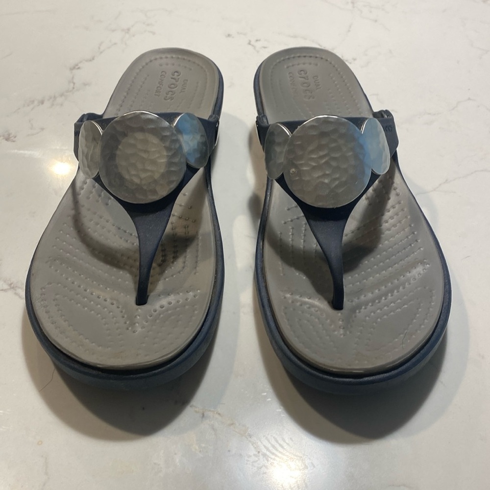 Crocs Sanrah Hammered Medallion Wedge Flip Thong Sandal Womens Sz 10 Navy Silver